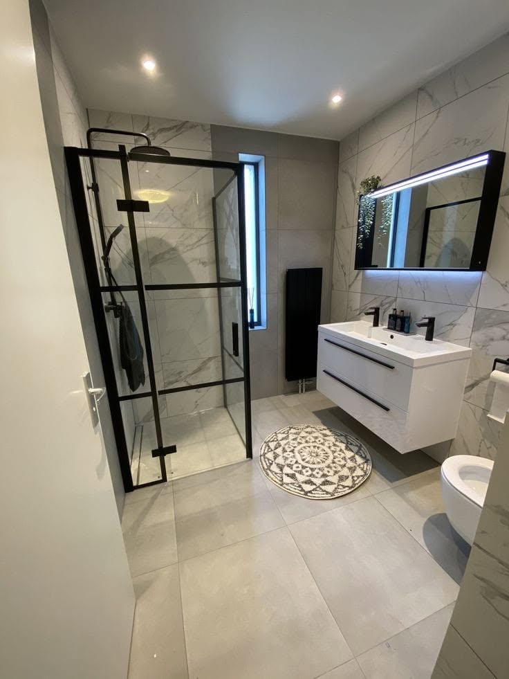 Baie modernă renovată complet, cu cabină de duș din sticlă