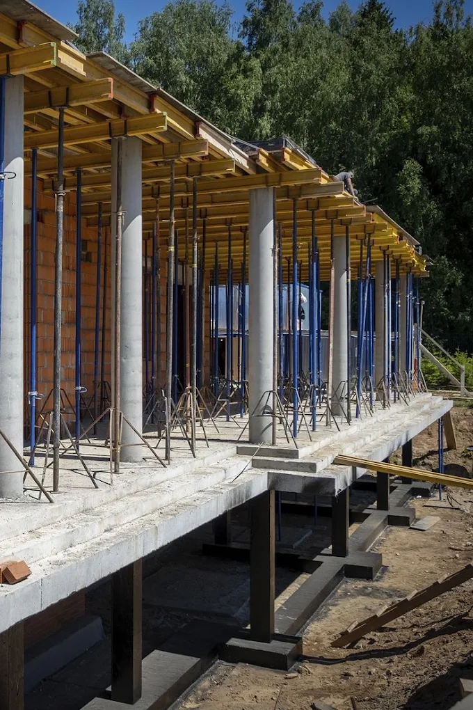 Structură de casă din lemn și beton, în lucru