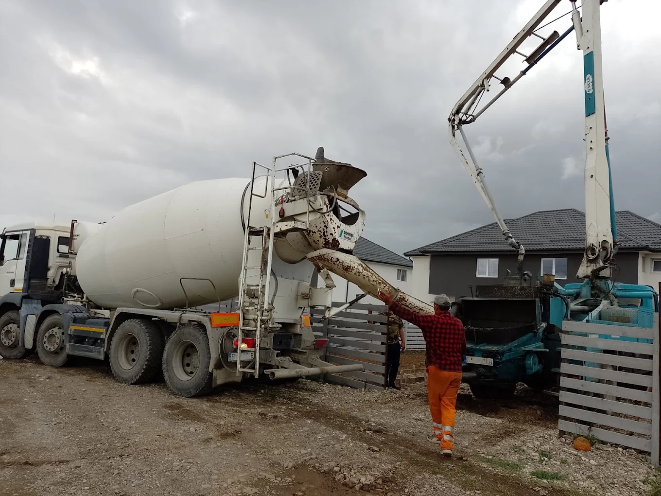 Turnare beton cu pompă pe un șantier de construcții